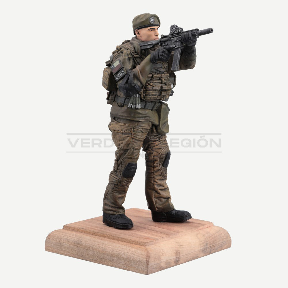Figura 3D Carabinero GOPE en Base de Madera Personalizable