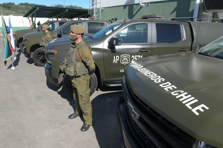 Edición Especial Llantas Verdes - Auto a Escala Chevrolet Silverado Z71 2021 1:64 GOPE Carabineros