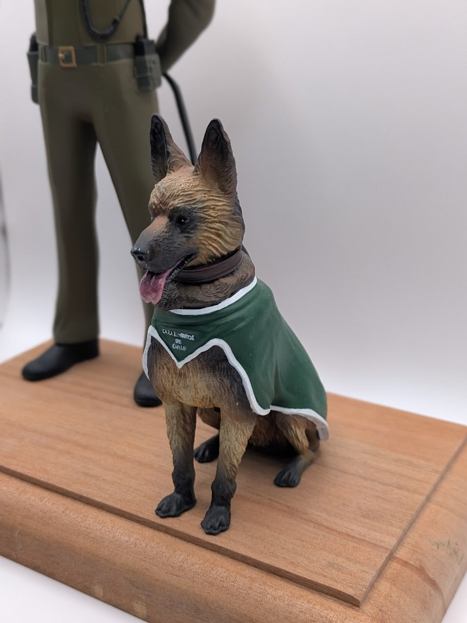 Figura 3D Carabinero con Perro en Base de Madera Personalizable